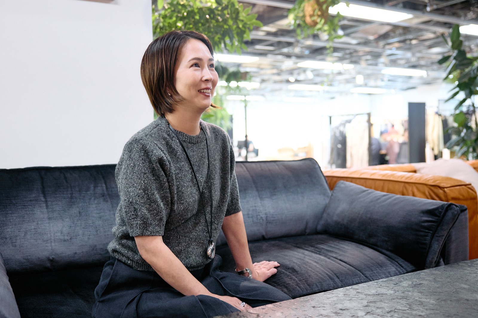 オフィスの応接スペースでインタビューに答える佐藤三奈